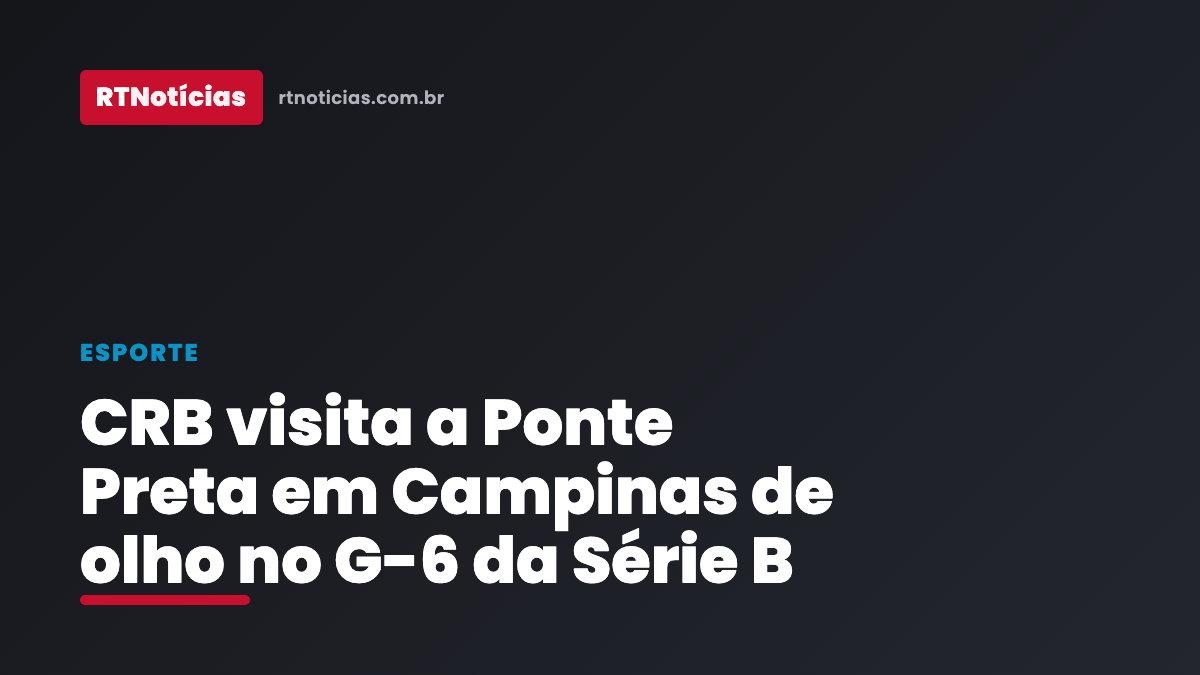 Bola em gramado de estádio de futebol