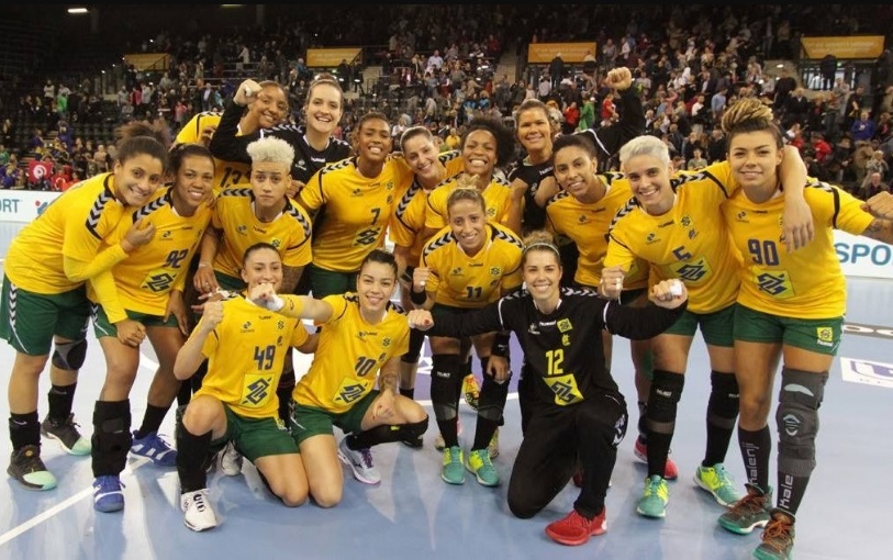 Jogadoras de handebol comemoram título