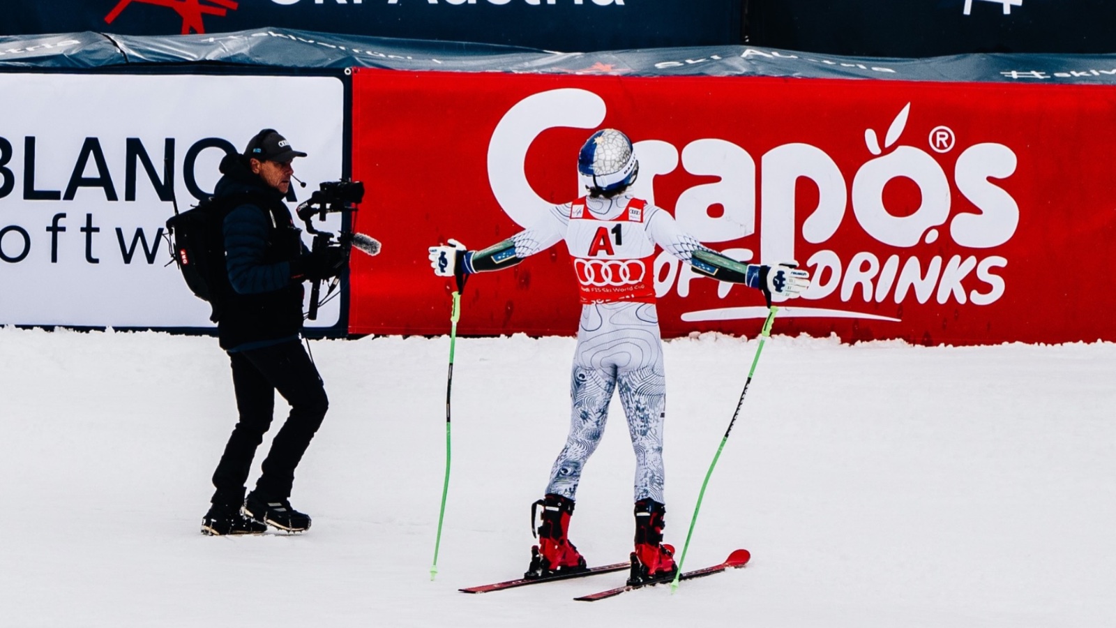 Esquiador durante disputa de slalom gigante em pista de neve