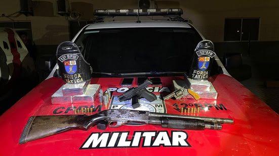 Drogas e armas apreendidas sobre uma mesa