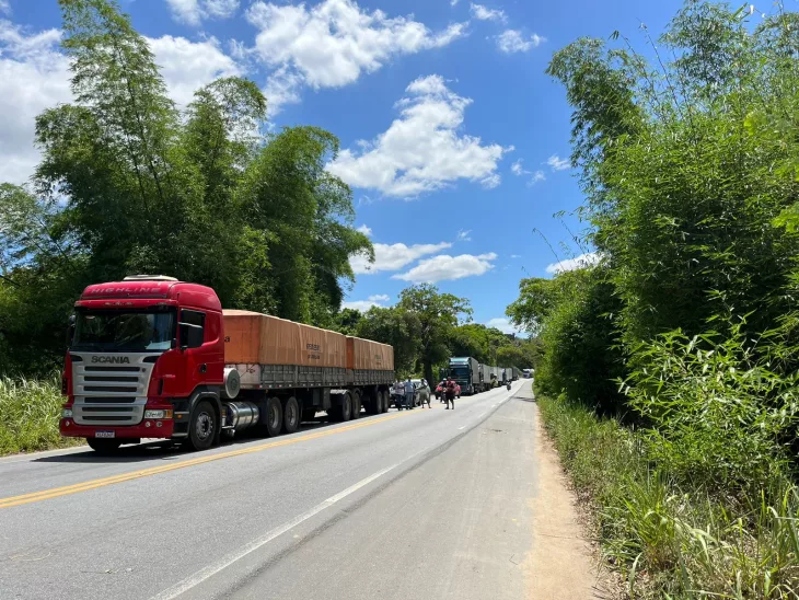 Manifestação de povos indígenas em rodovia