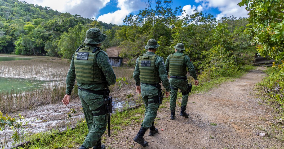 Policial militar ambiental com equipamento de captura de animal silvestre