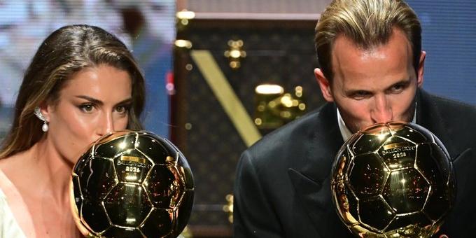 Troféu dourado da Bola de Ouro em cerimônia de premiação de futebol