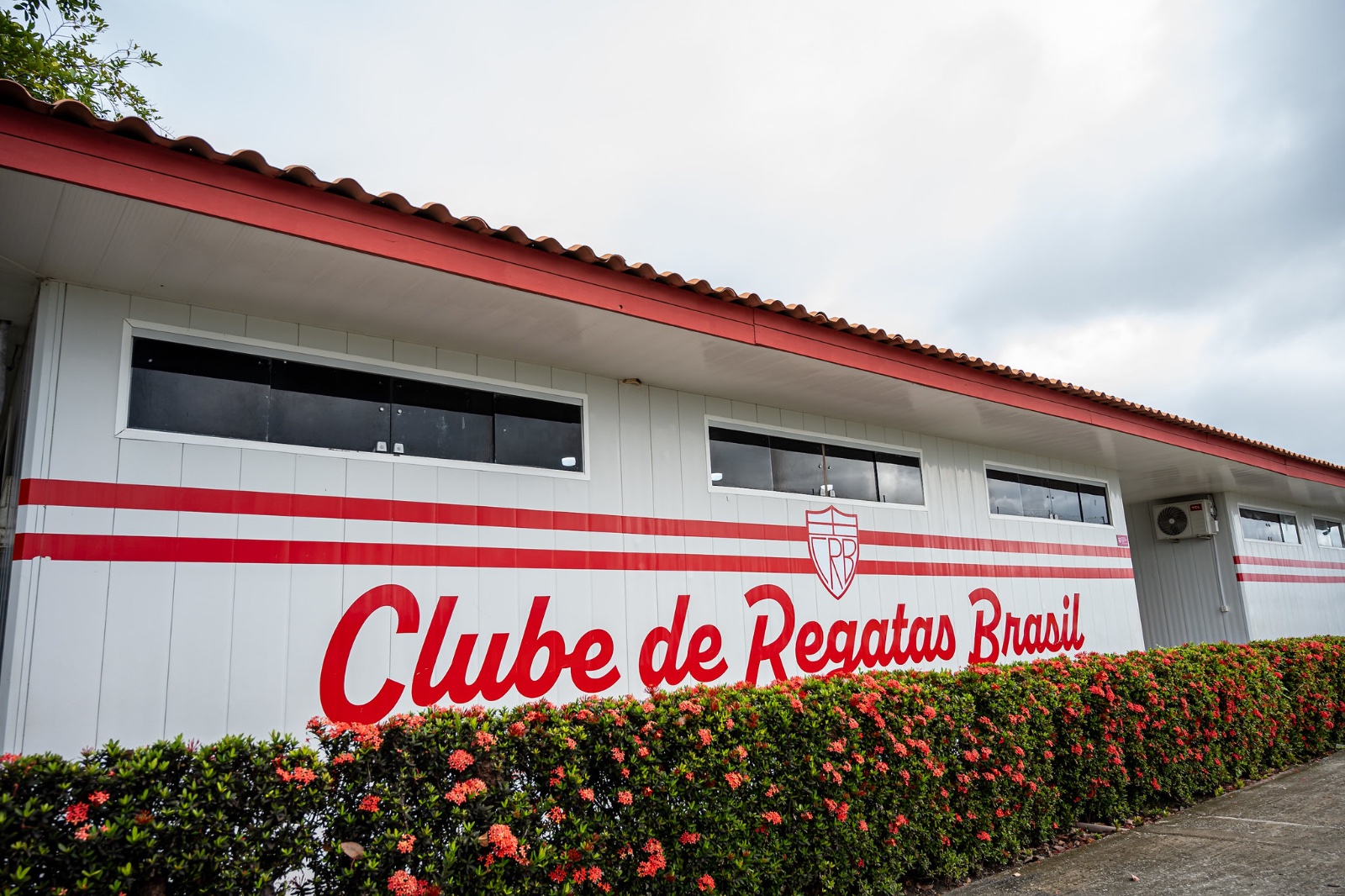 Escudo do CRB em destaque no gramado do estádio Rei Pelé