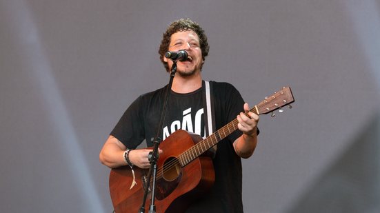 Show de música em palco iluminado