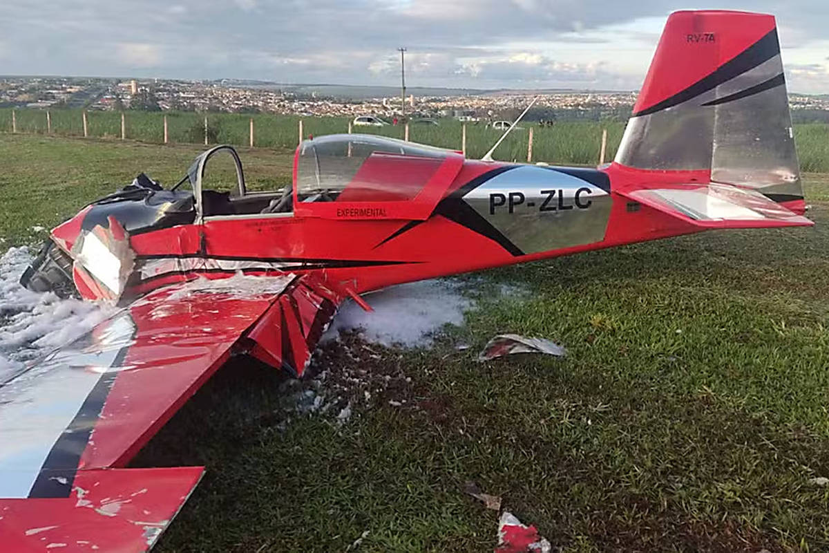 Avião de pequeno porte em pista de aeroporto