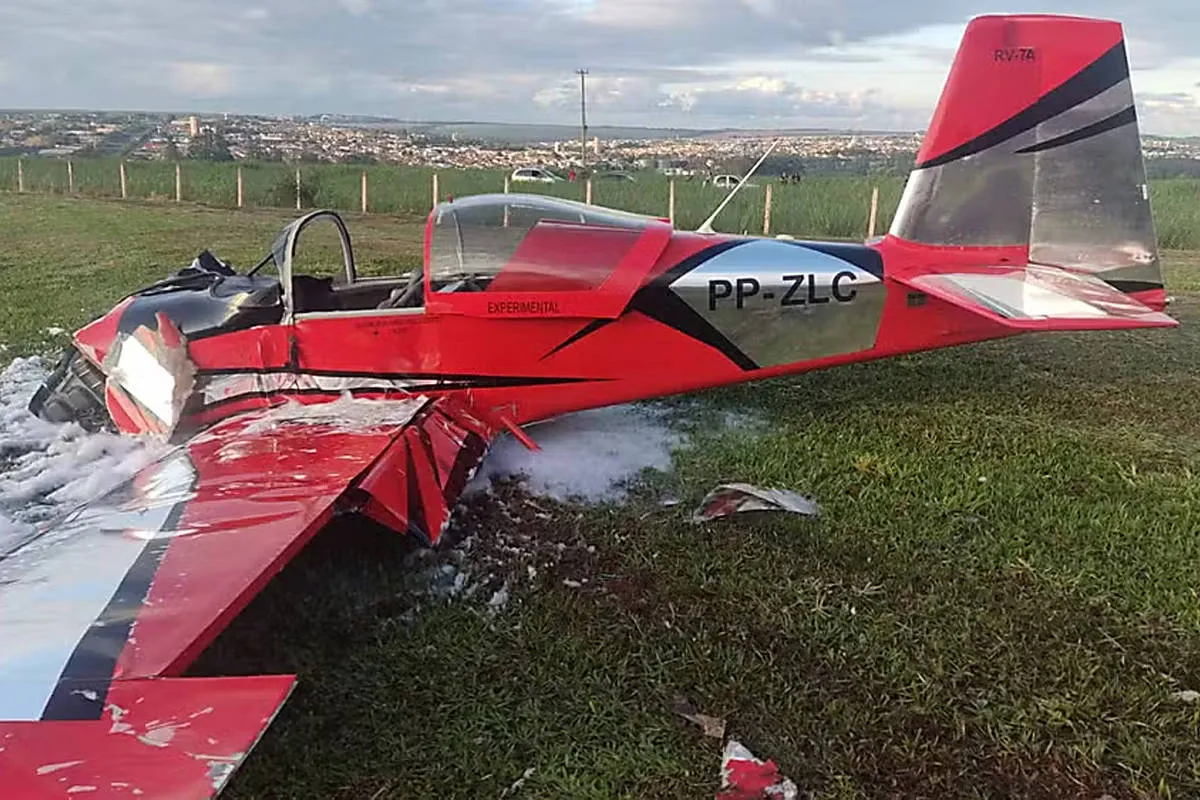 Avião de pequeno porte em pista de aeroporto