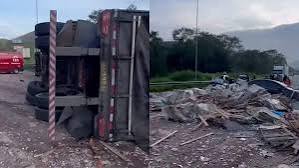 Rodovia com sinalização da PRF