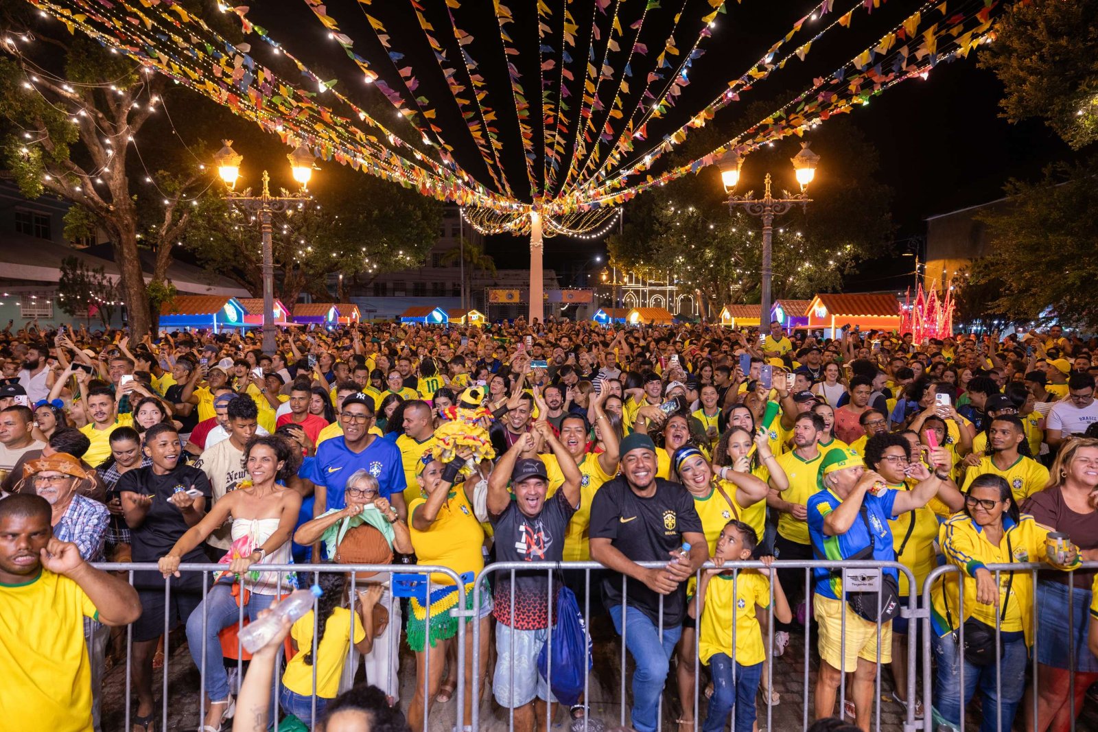 Capa editorial RT Notícias sobre a transmissão do jogo do Brasil em telão em Maceió