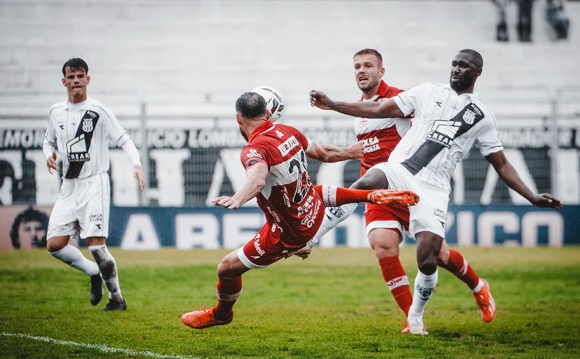 Bola em gramado de estádio de futebol