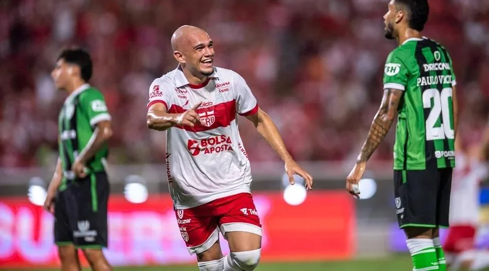 Bola em gramado de estádio de futebol